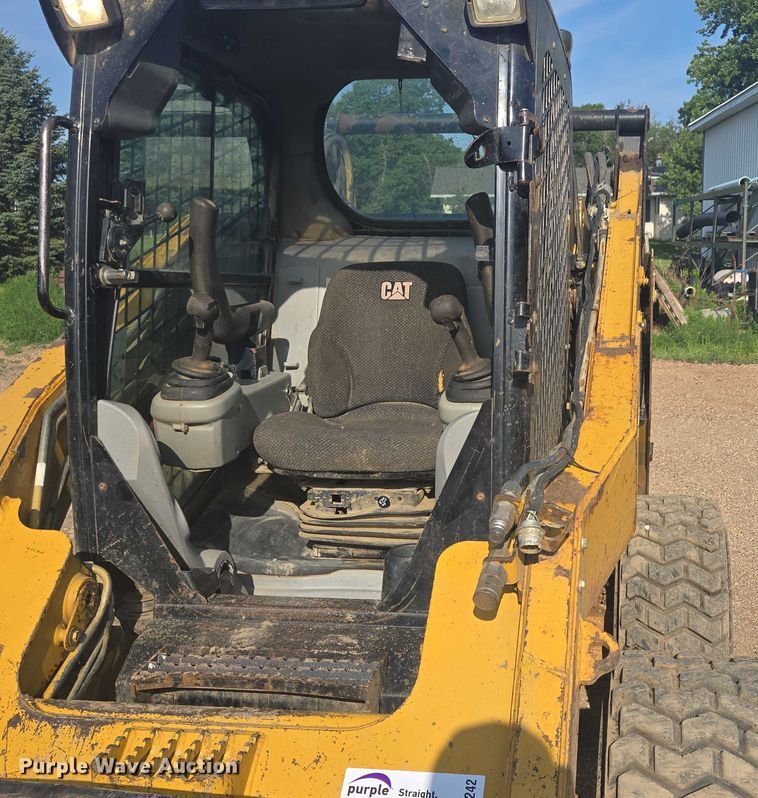 image for item DT7242 2010 Caterpillar 262C skid steer loader