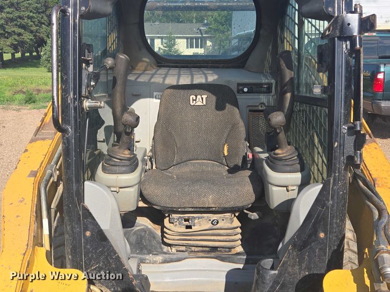 image for item DT7242 2010 Caterpillar 262C skid steer loader