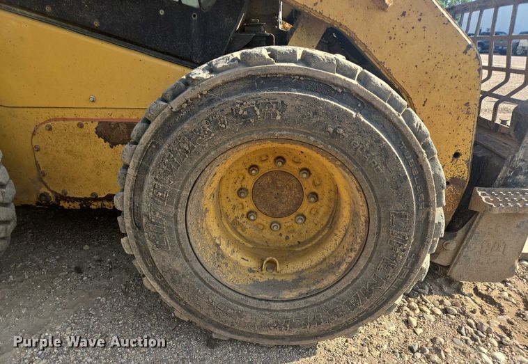 image for item DT7242 2010 Caterpillar 262C skid steer loader