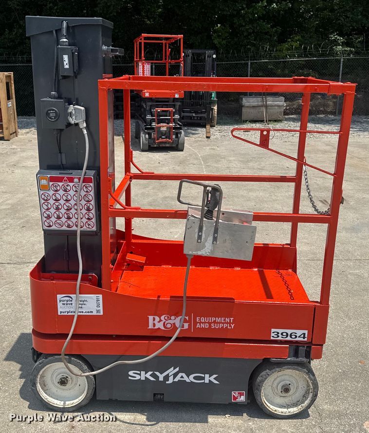 image for item DU7911 2018 Skyjack SJ16 vertical lift