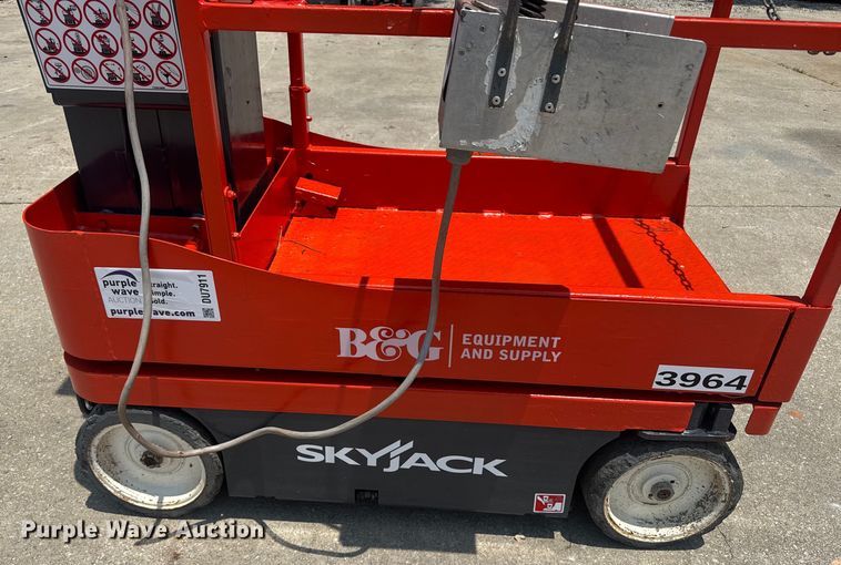 image for item DU7911 2018 Skyjack SJ16 vertical lift