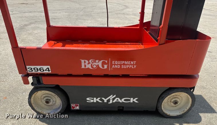 image for item DU7911 2018 Skyjack SJ16 vertical lift