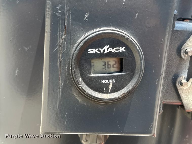 image for item DU7911 2018 Skyjack SJ16 vertical lift