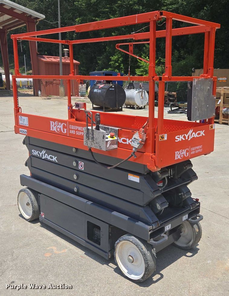 image for item DU7912 Skyjack SJ3226 scissor lift