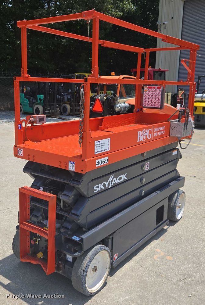 image for item DU7912 Skyjack SJ3226 scissor lift