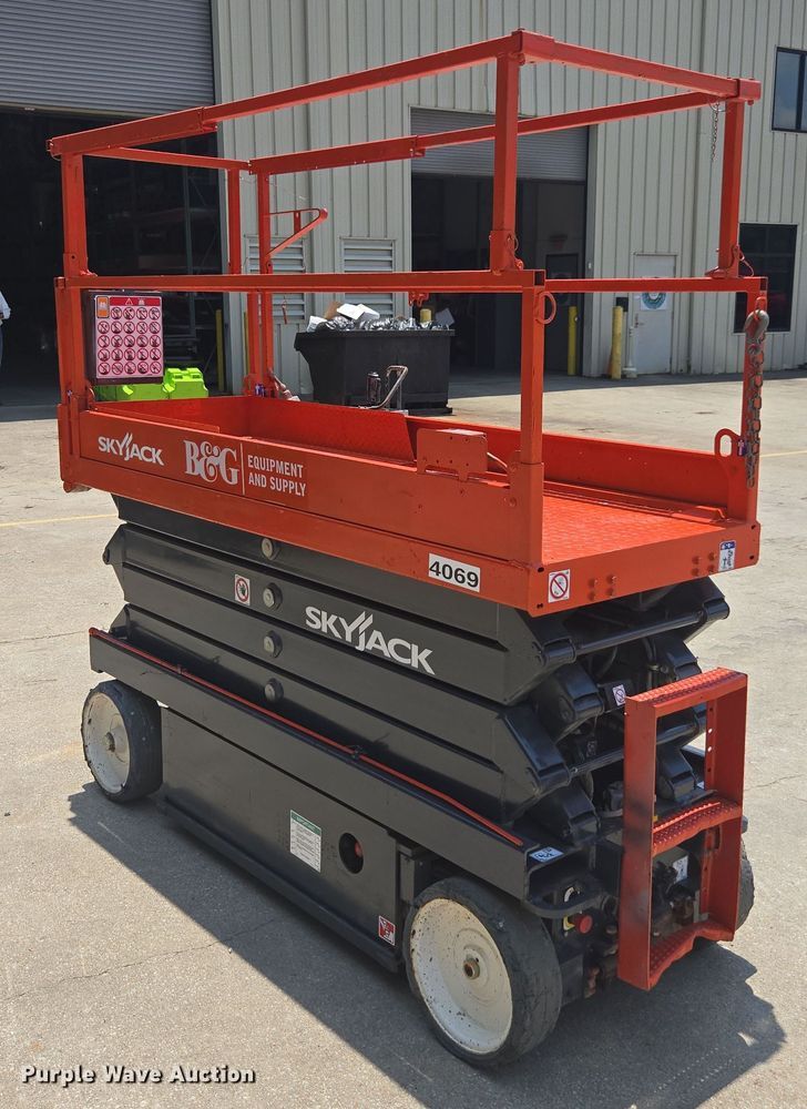 image for item DU7912 Skyjack SJ3226 scissor lift