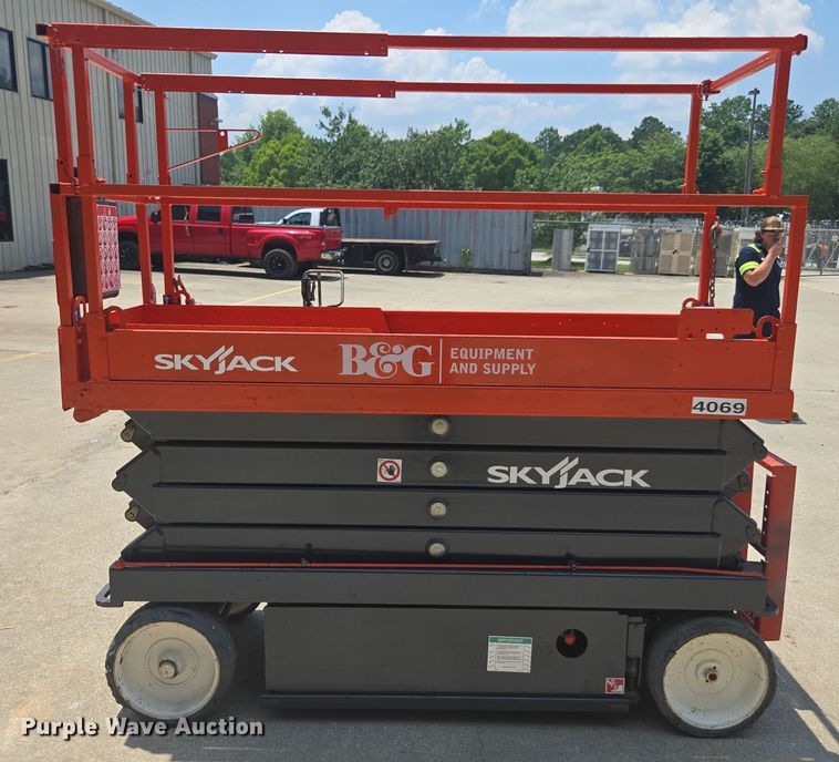 image for item DU7912 Skyjack SJ3226 scissor lift