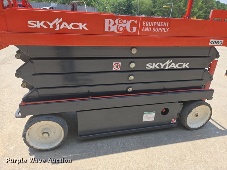 image for item DU7912 Skyjack SJ3226 scissor lift