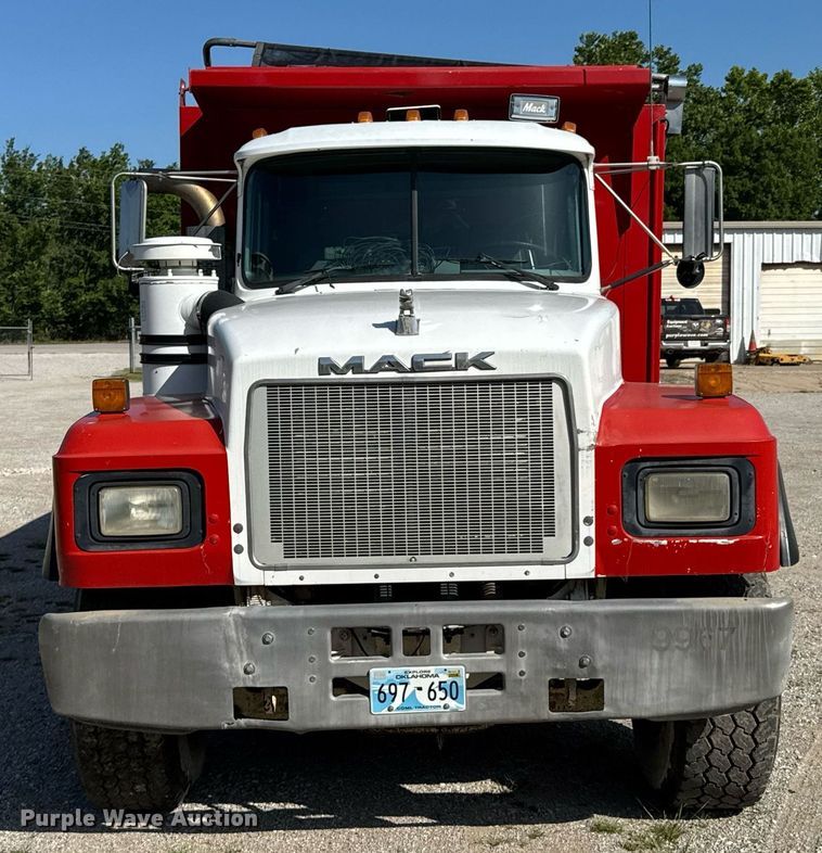 image for item DU9192 1999 Mack RD690S dump truck