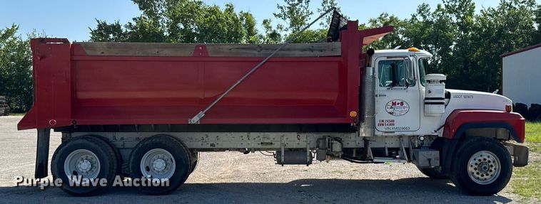 image for item DU9192 1999 Mack RD690S dump truck