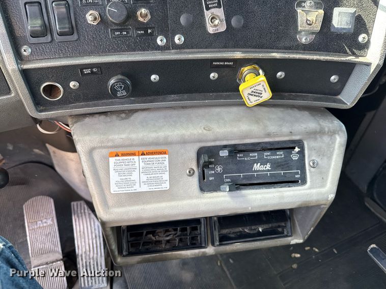 image for item DU9192 1999 Mack RD690S dump truck