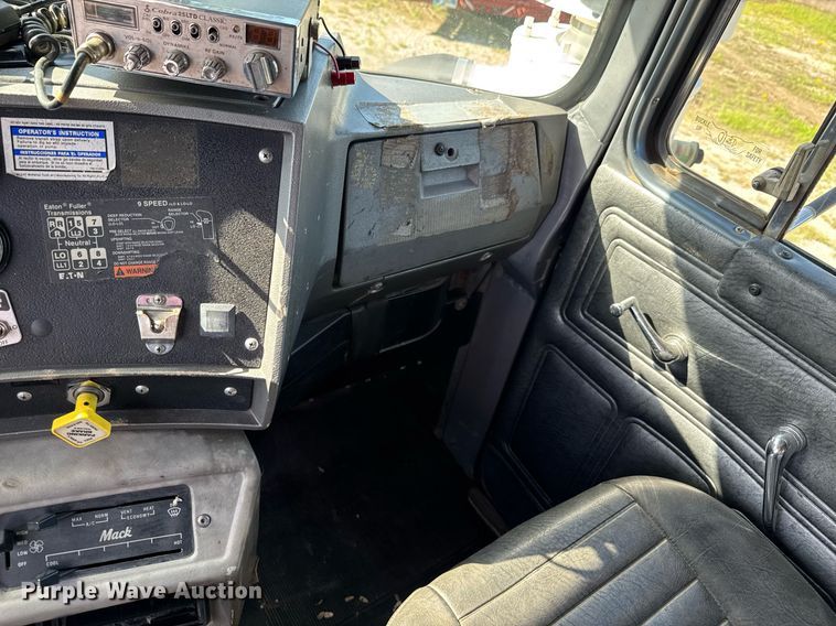 image for item DU9192 1999 Mack RD690S dump truck