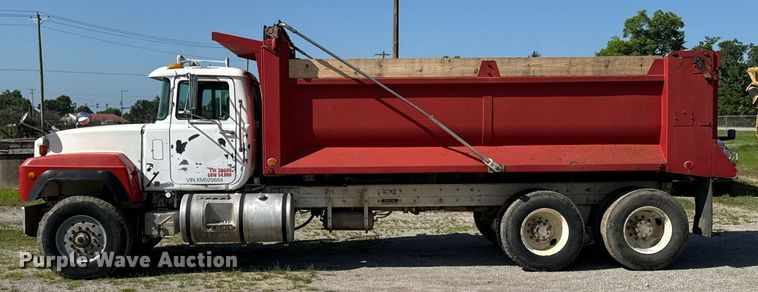 image for item DU9193 1999 Mack RD690S dump truck