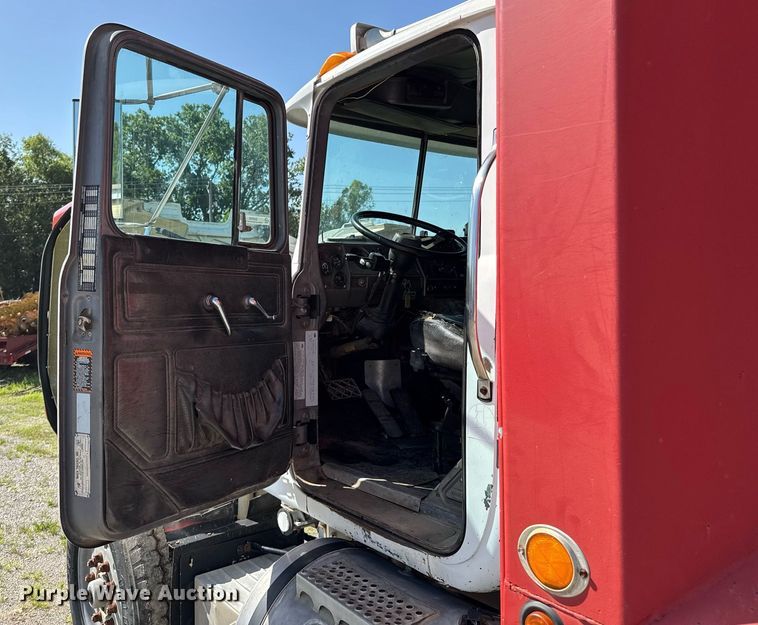 image for item DU9193 1999 Mack RD690S dump truck