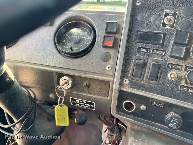 image for item DU9193 1999 Mack RD690S dump truck