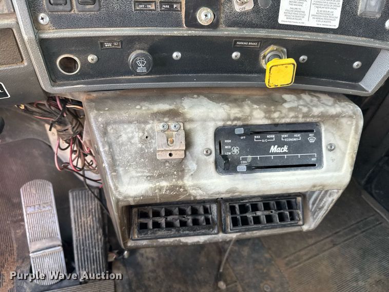 image for item DU9193 1999 Mack RD690S dump truck