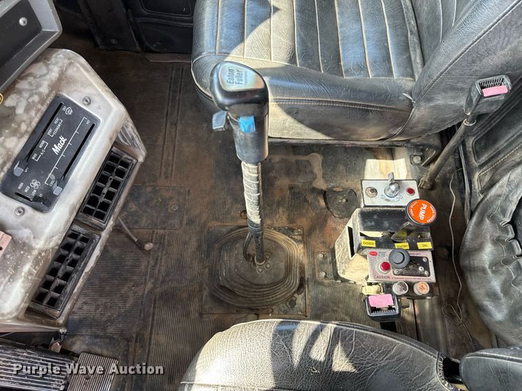 image for item DU9193 1999 Mack RD690S dump truck