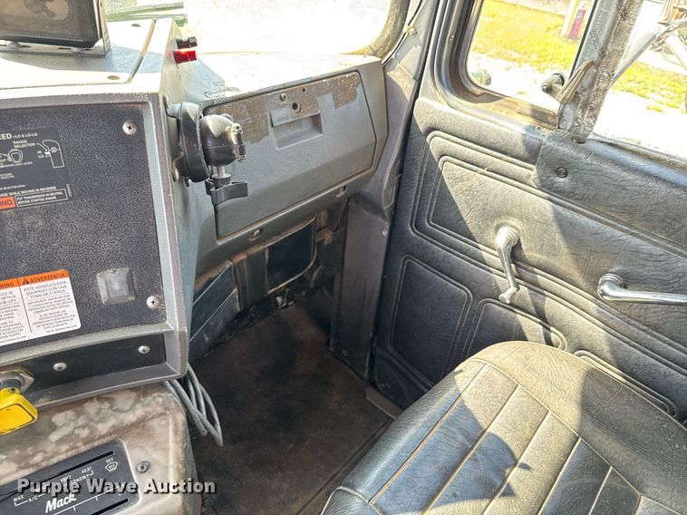 image for item DU9193 1999 Mack RD690S dump truck