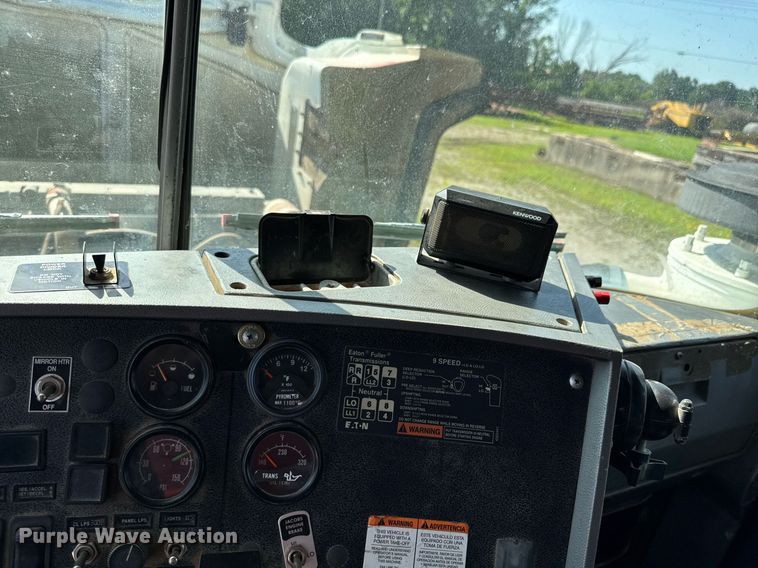 image for item DU9193 1999 Mack RD690S dump truck