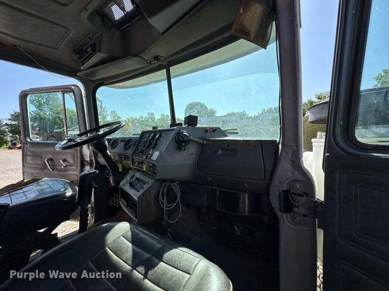 image for item DU9193 1999 Mack RD690S dump truck