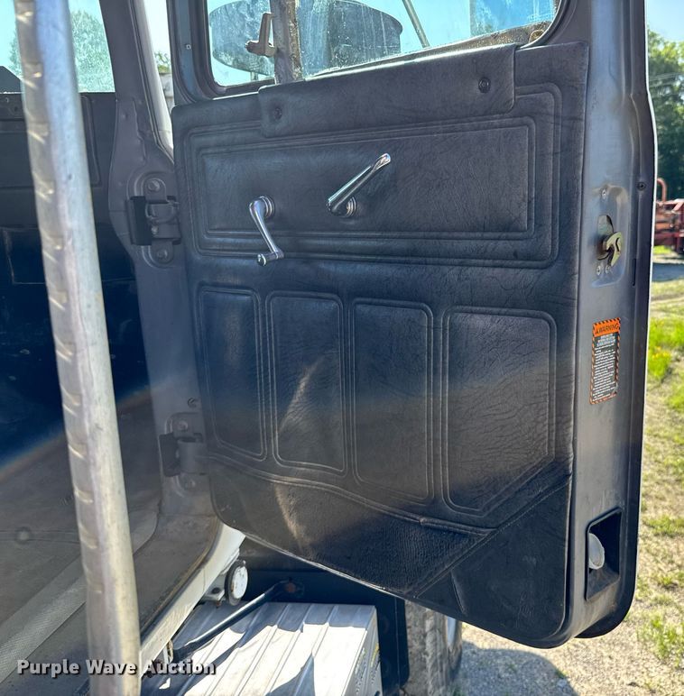 image for item DU9193 1999 Mack RD690S dump truck