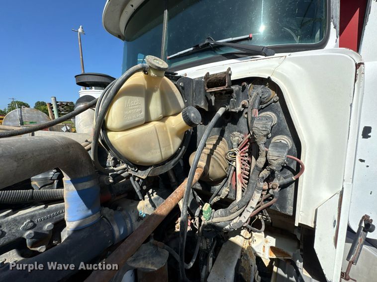 image for item DU9193 1999 Mack RD690S dump truck