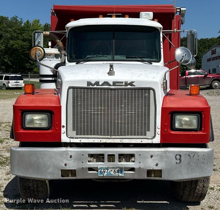image for item DU9194 1999 Mack RD690S dump truck