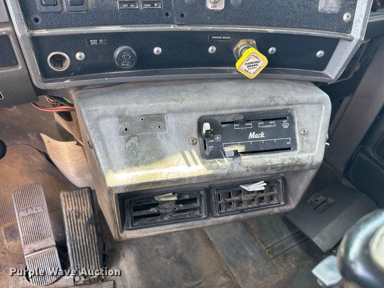 image for item DU9194 1999 Mack RD690S dump truck