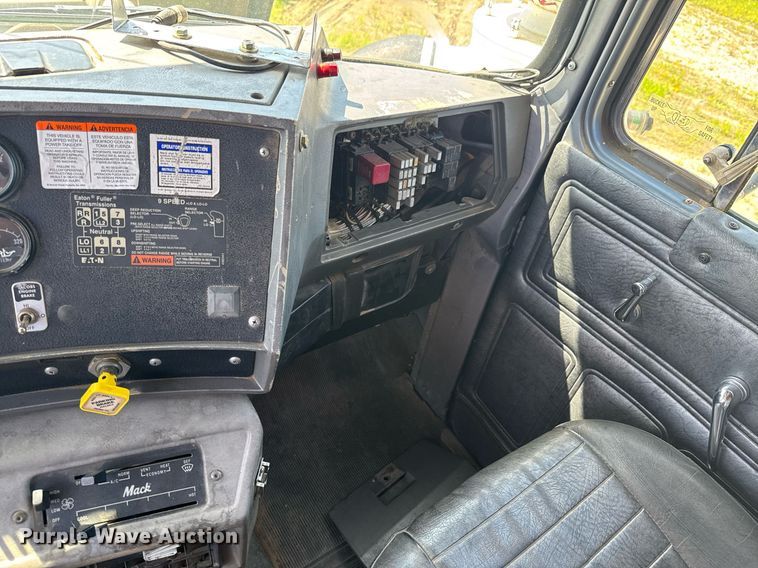 image for item DU9194 1999 Mack RD690S dump truck