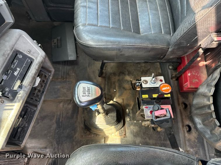 image for item DU9194 1999 Mack RD690S dump truck