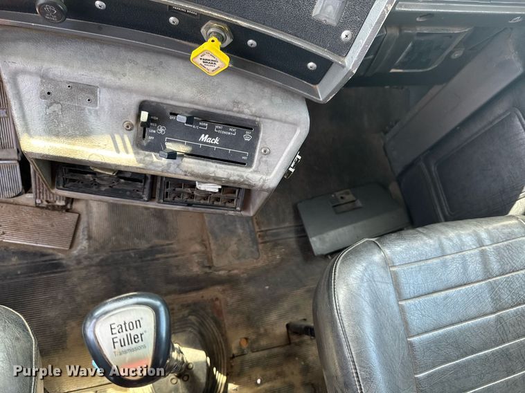 image for item DU9194 1999 Mack RD690S dump truck