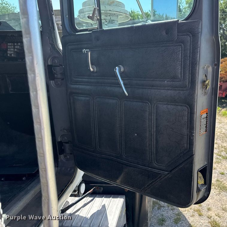 image for item DU9194 1999 Mack RD690S dump truck