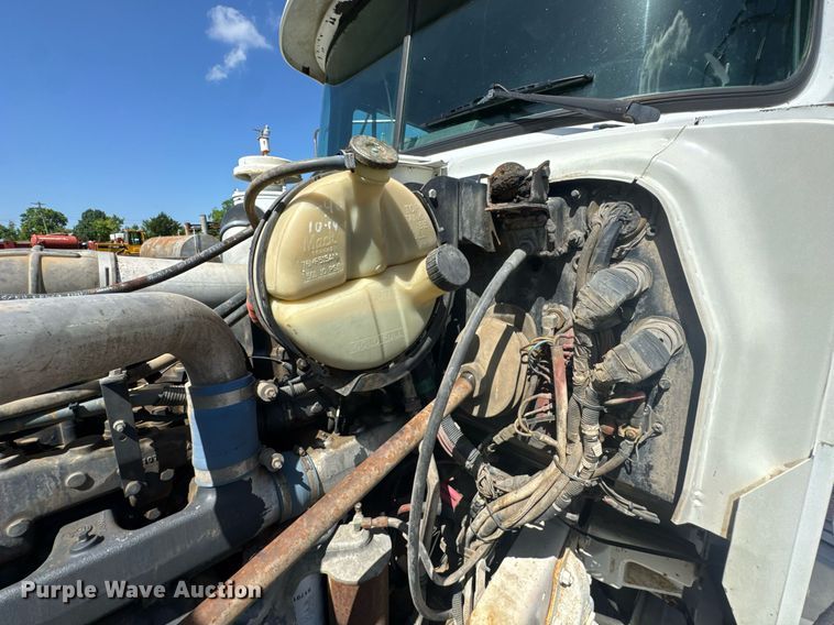 image for item DU9194 1999 Mack RD690S dump truck