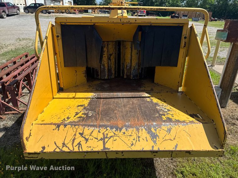 image for item DU9195 1998 Vermeer BC1800 wood chipper