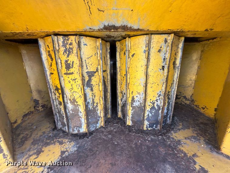 image for item DU9195 1998 Vermeer BC1800 wood chipper