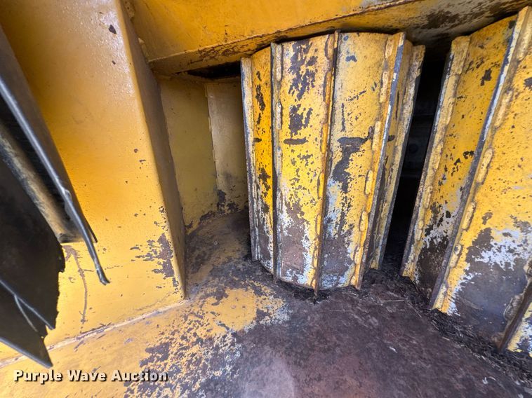 image for item DU9195 1998 Vermeer BC1800 wood chipper