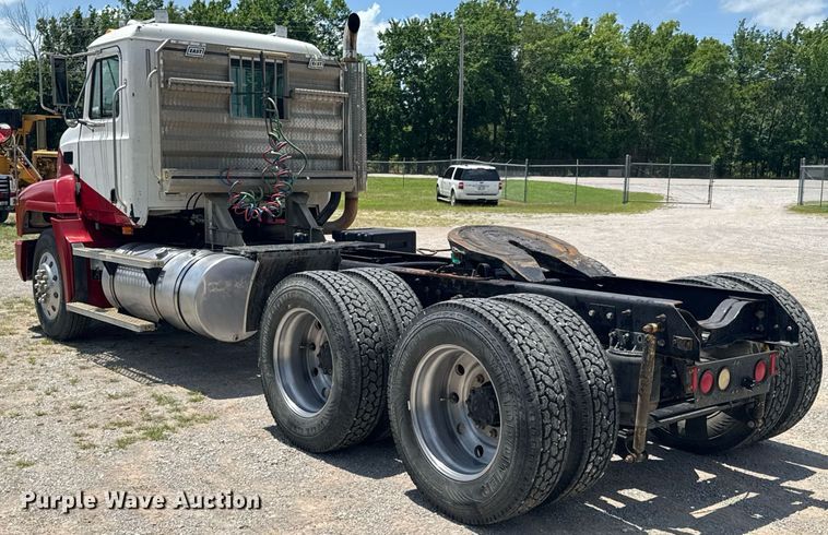 image for item DU9206 2002 Mack CH613 semi truck