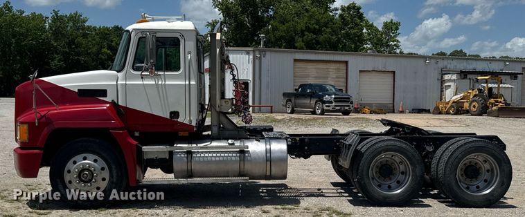 image for item DU9206 2002 Mack CH613 semi truck