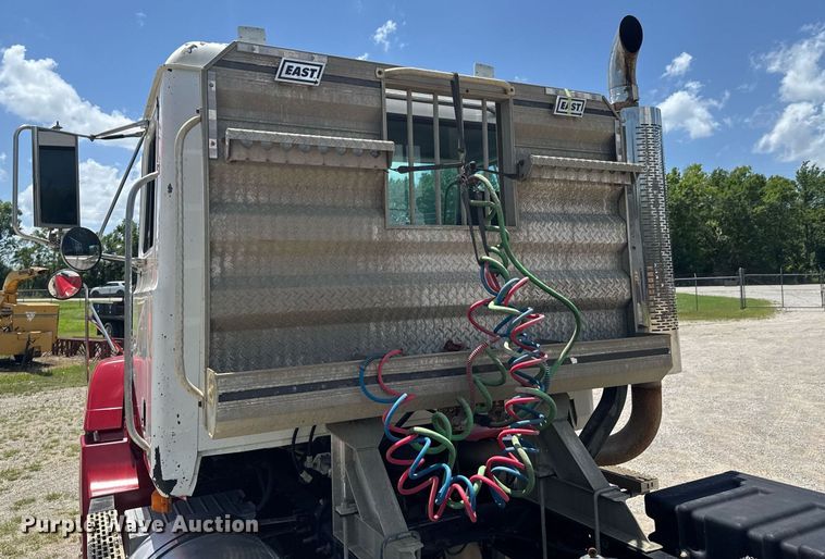 image for item DU9206 2002 Mack CH613 semi truck