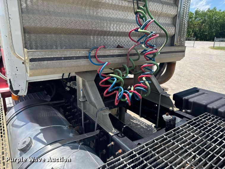 image for item DU9206 2002 Mack CH613 semi truck