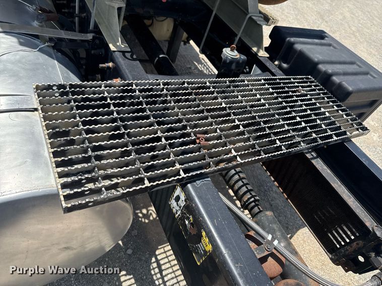 image for item DU9206 2002 Mack CH613 semi truck