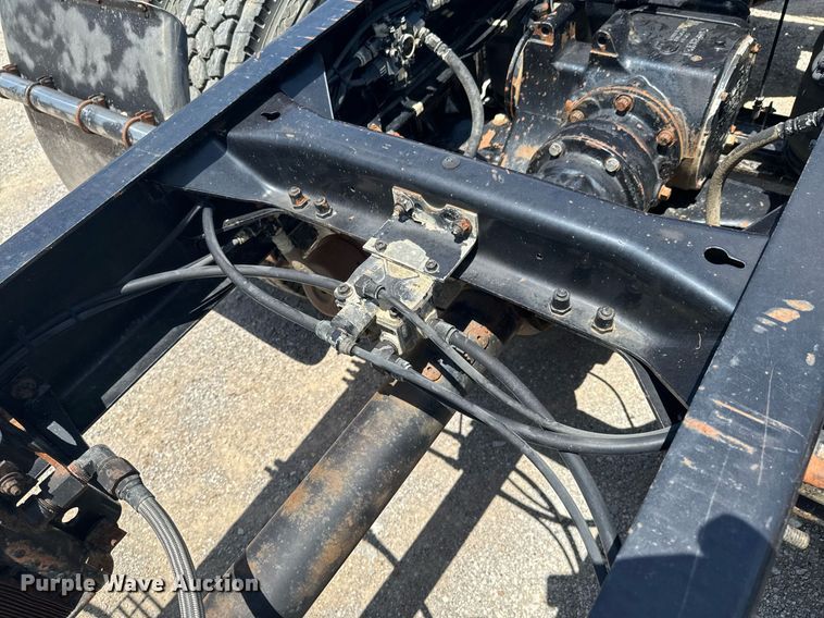 image for item DU9206 2002 Mack CH613 semi truck