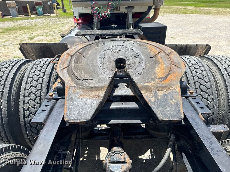 image for item DU9206 2002 Mack CH613 semi truck