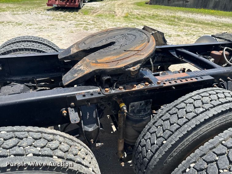 image for item DU9206 2002 Mack CH613 semi truck