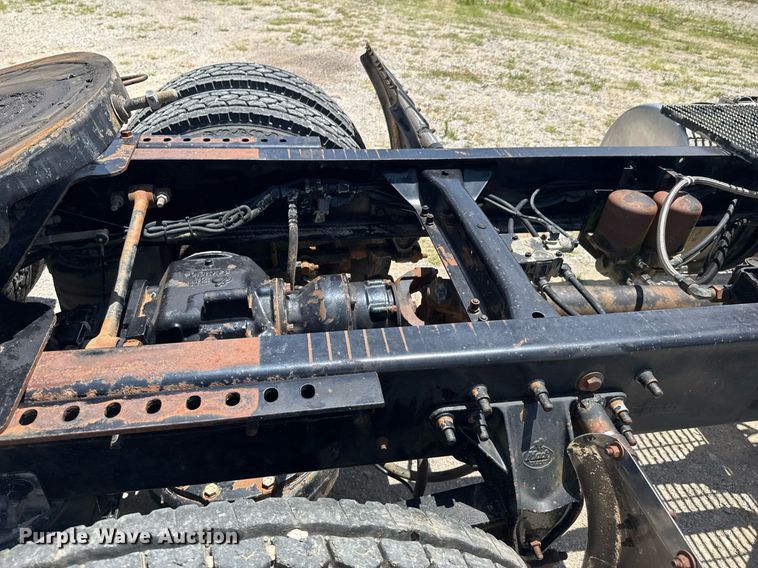 image for item DU9206 2002 Mack CH613 semi truck