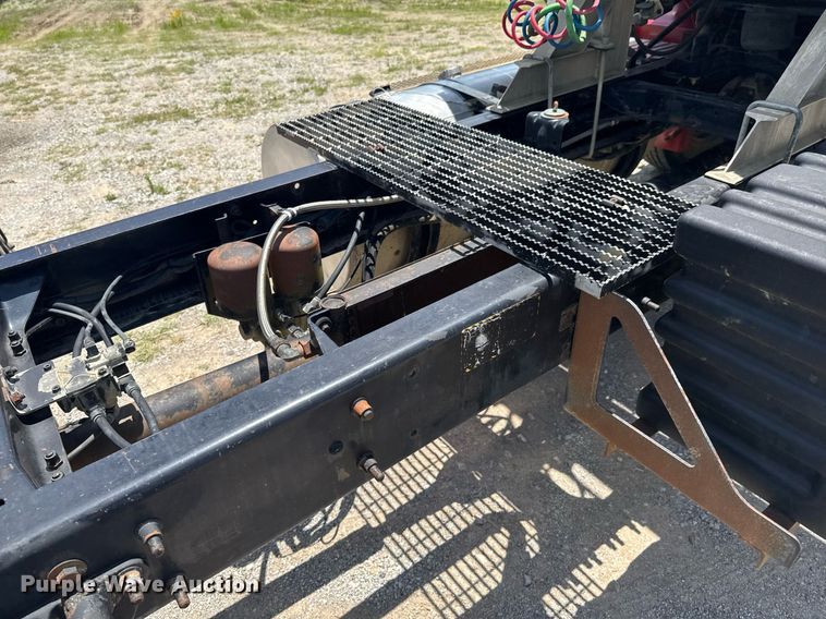 image for item DU9206 2002 Mack CH613 semi truck