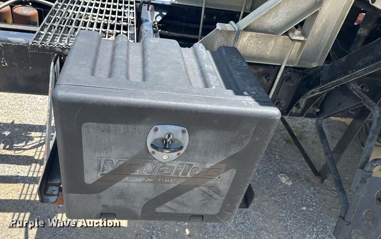 image for item DU9206 2002 Mack CH613 semi truck