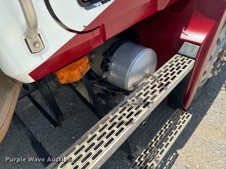 image for item DU9206 2002 Mack CH613 semi truck