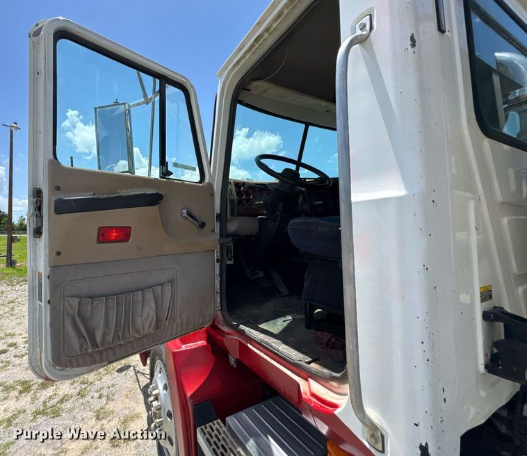 image for item DU9206 2002 Mack CH613 semi truck