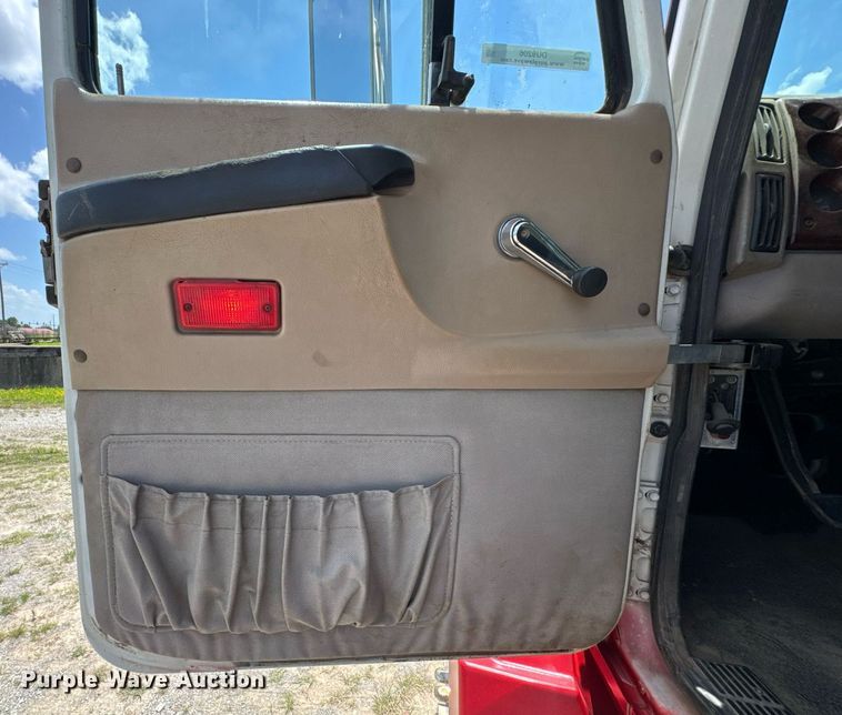 image for item DU9206 2002 Mack CH613 semi truck